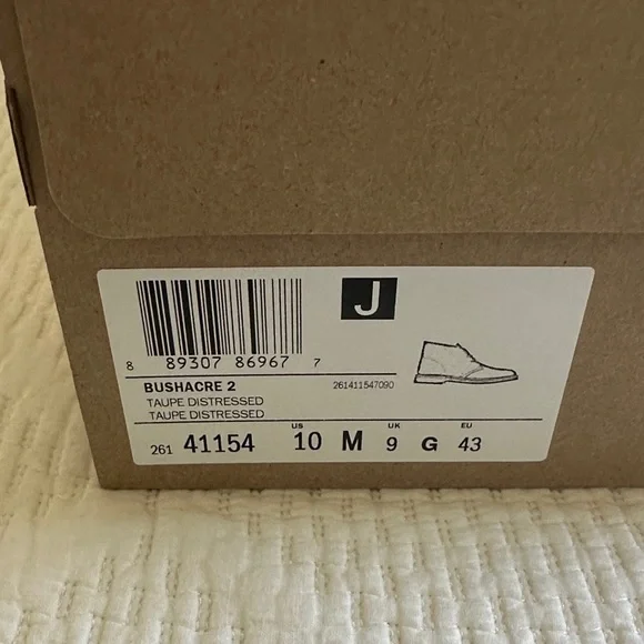 Clarks Tan Suede Chukka Boots with Crepe Sole - Picture 2 of 4